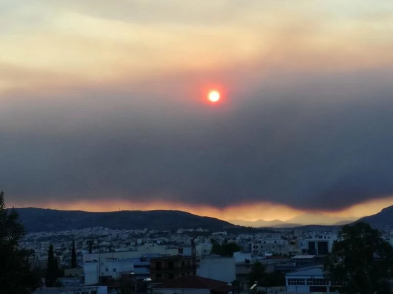 Ο καπνός της Εύβοιας έφτασε πάνω από την Αθήνα! – Εικόνες